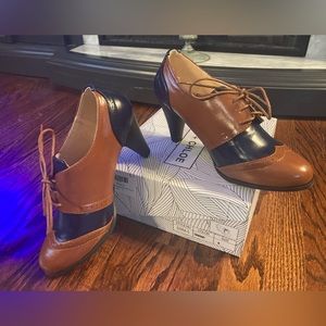 Women’s shoes. Brand: Chase & Chloe Dora-5. Color: Cognac/Navy. Size: 9.